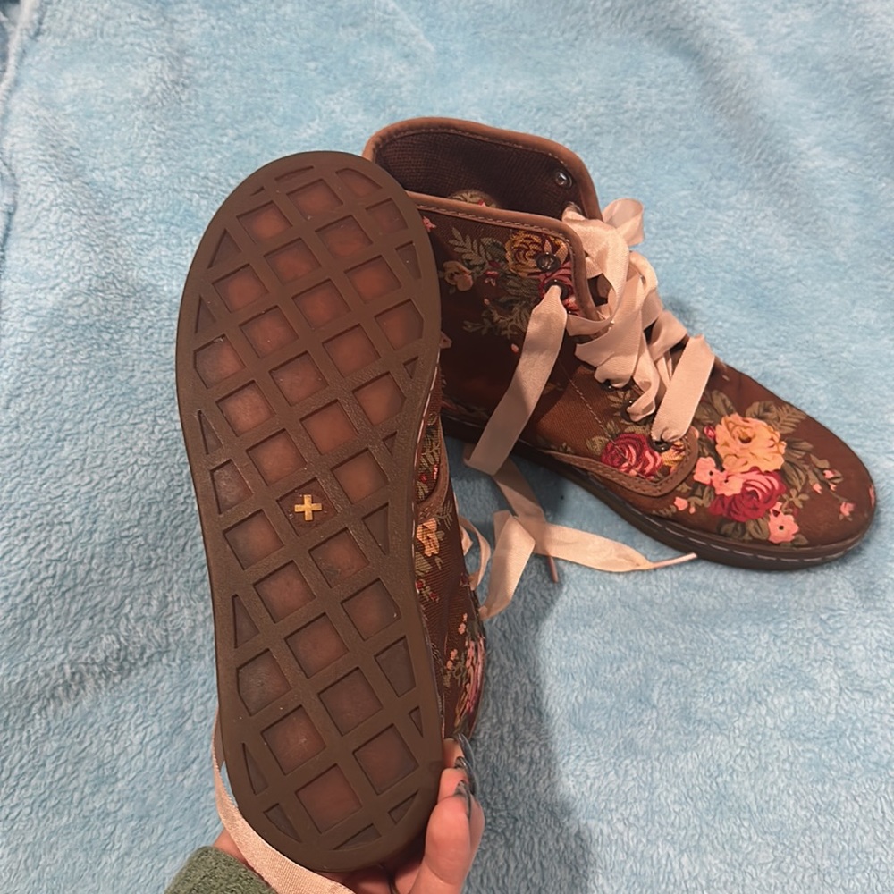 Dr. Martens Shoreditch Victorian Floral Boots - Picture 11 of 12